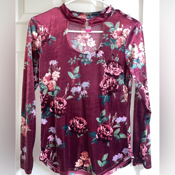 Tops - Floral keyhole scoop neck velvet long sleeved blouse women’s small